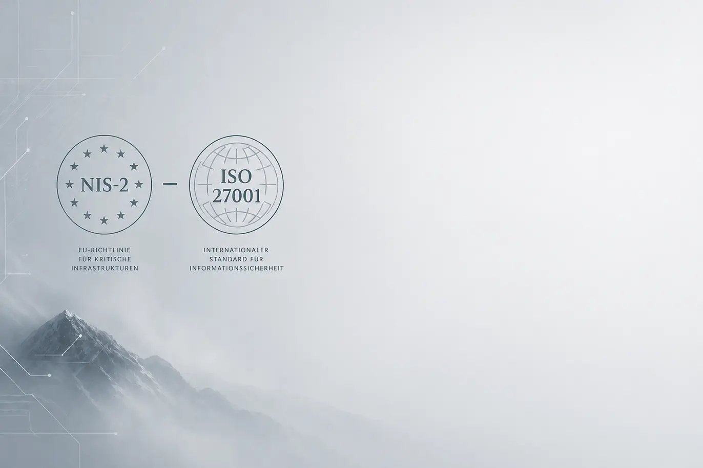Ein Gebirgsgipfel im Nebel neben einem NIS-2-Logo und einem ISO-27001.