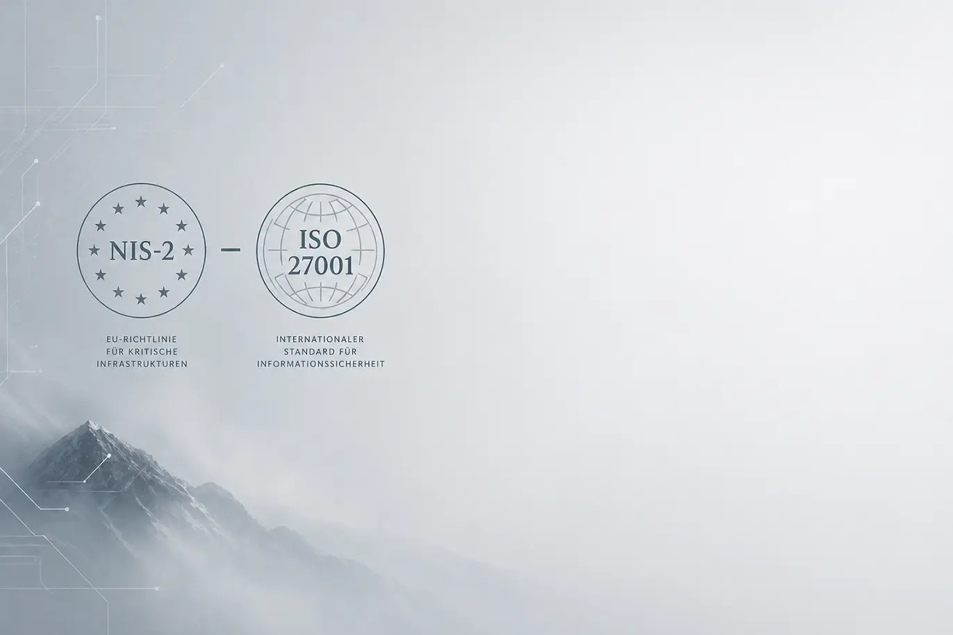 Ein Gebirgsgipfel im Nebel neben einem NIS-2-Logo und einem ISO-27001.